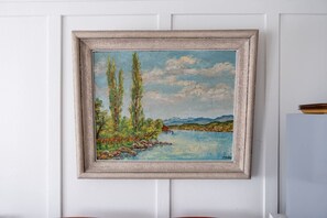 A framed landscape painting on a white wall. - Modern double Room Glarus Nord,10min from Walensee (Glarus Nord)