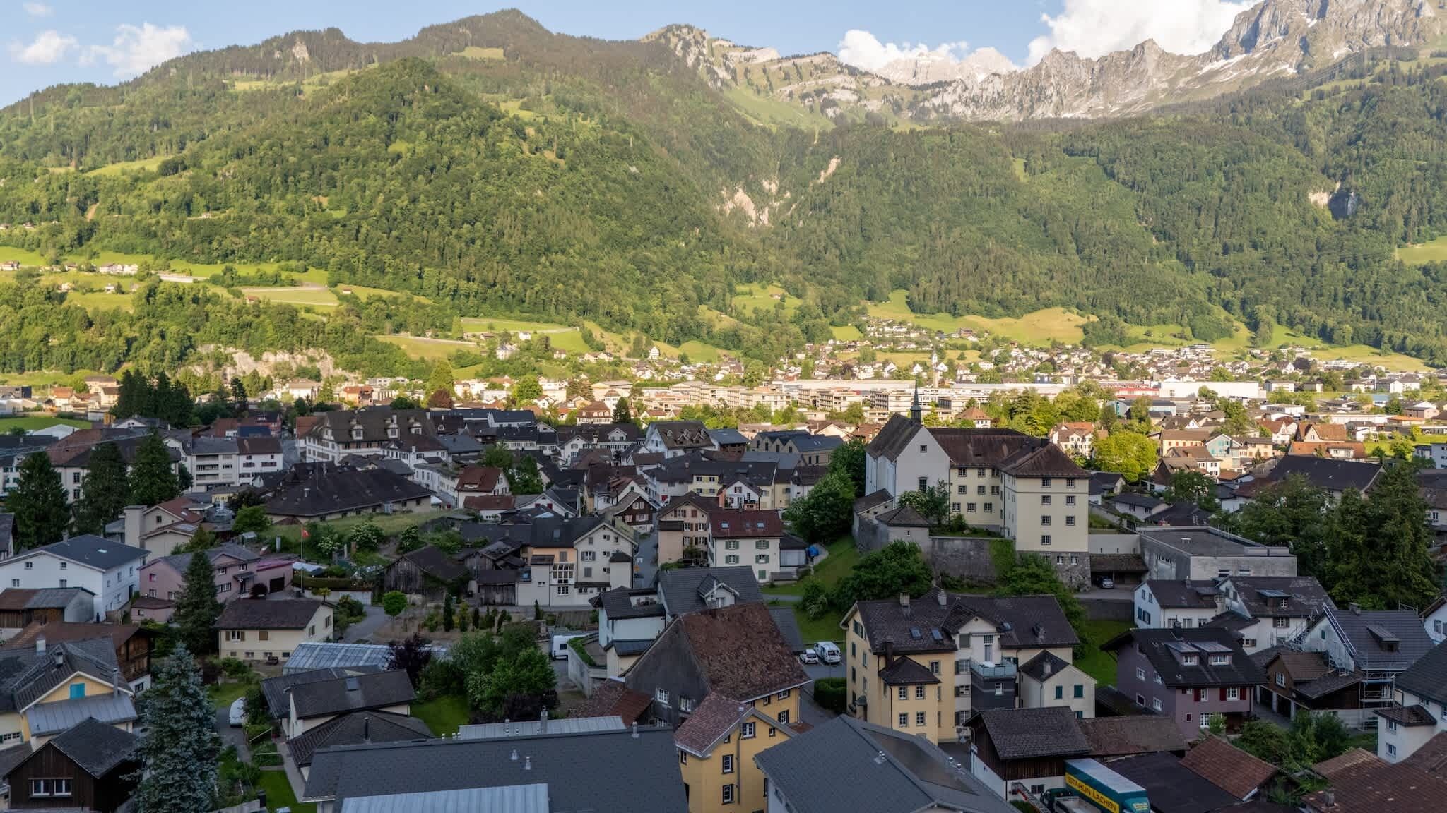 Une ville à l’architecture européenne traditionnelle, entourée de montagnes.