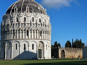 A historic building with a large dome and intricate stonework. - Your elegant retreat in Pisa, in the heart of Tuscany (Pisa)