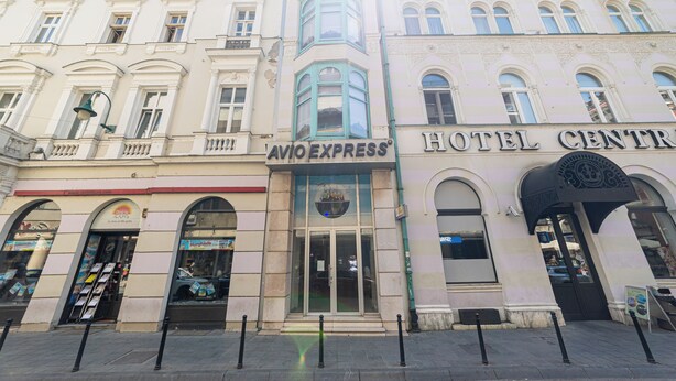 Un edificio con un cartel que indica AVIO EXPRESS y HOTEL CENTR.