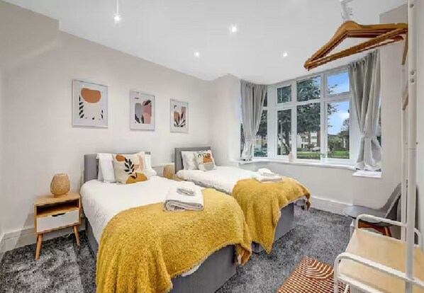 Unclassified image, 1 of 32, button - Large 4BR Cowley House 4 Bath, Sleep 10, Parking (Oxford)