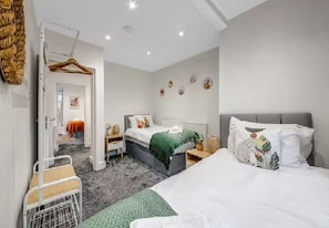 Unclassified image, 3 of 32, button - Large 4BR Cowley House 4 Bath, Sleep 10, Parking (Oxford)