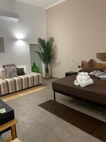 Escritorio, espacio para trabajar con laptop y wifi gratis 
