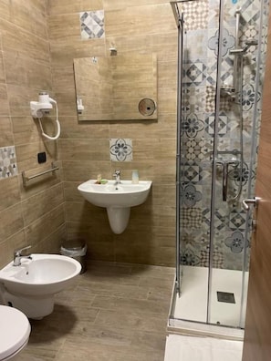 A bathroom with a shower, bidet, and sink. - L angolo delle bugie (TURI)
