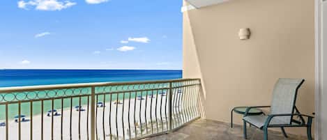 Un balcón con vista a la playa y el océano.