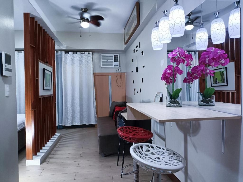 Una cuina moderna amb barra, ventilador de sostre i il·luminació decorativa.