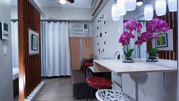 Una cuina moderna amb barra, ventilador de sostre i il·luminació decorativa.