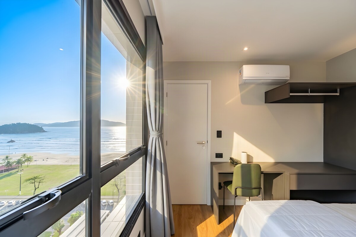 Deluxe-Studio, 1 Doppelbett, eingeschränkter Meerblick, Strandnähe | Schreibtisch, laptopgeeigneter Arbeitsplatz, kostenloses WLAN