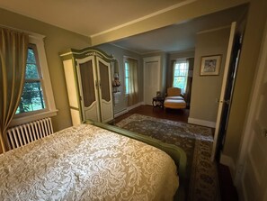 Room - Cottage nestled in wooded Greenwich setting with New England charm (Greenwich)