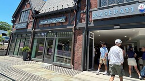 Un bâtiment dont la devanture porte l’inscription « Maserati » et sur lequel on peut également voir une enseigne indiquant « Miller Motors ».