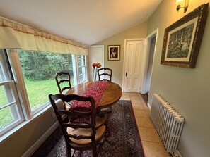 Dining - Cottage nestled in wooded Greenwich setting with New England charm (Greenwich)