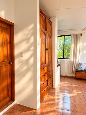 Ein Flur mit Holztüren und einem eingebauten Kleiderschrank mit mehreren Schubladen.