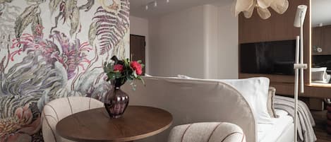Suite estudio Deluxe, aire acondicionado, vista al patio | Ropa de cama de alta calidad y tabla de planchar con plancha