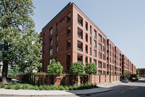 A red brick building with multiple floors and large windows. - Oh Baby - Premium with Relaxing Bathtub (Gdańsk)