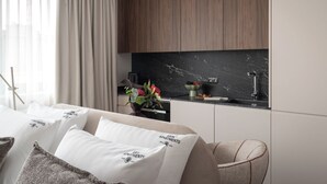 Suite estudio Deluxe, Aire acondicionado, vistas al patio | Cocina básica privada | Máquina de café espresso, cafetera o tetera y hervidor eléctrico