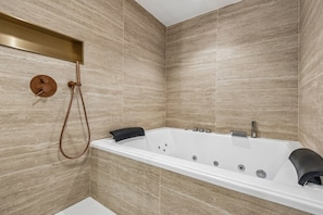 A modern bathroom with a freestanding bathtub, a showerhead, and a towel rack. - Lavie Maison – Hot Tub & AC – Central Paris (Paris)