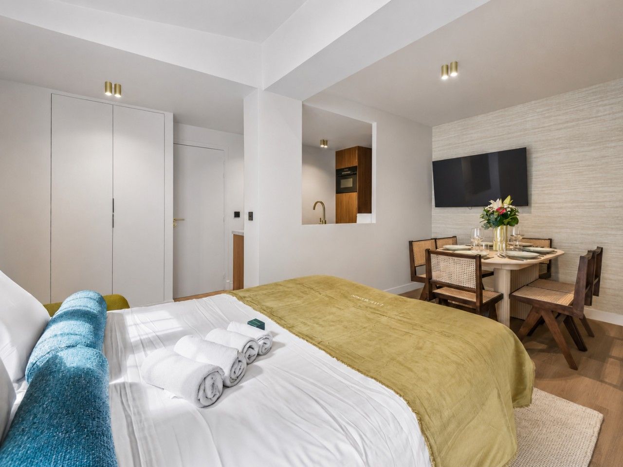 Une chambre d’hôtel équipée d’un lit, d’un bureau, d’une chaise, d’une télévision et d’une armoire.