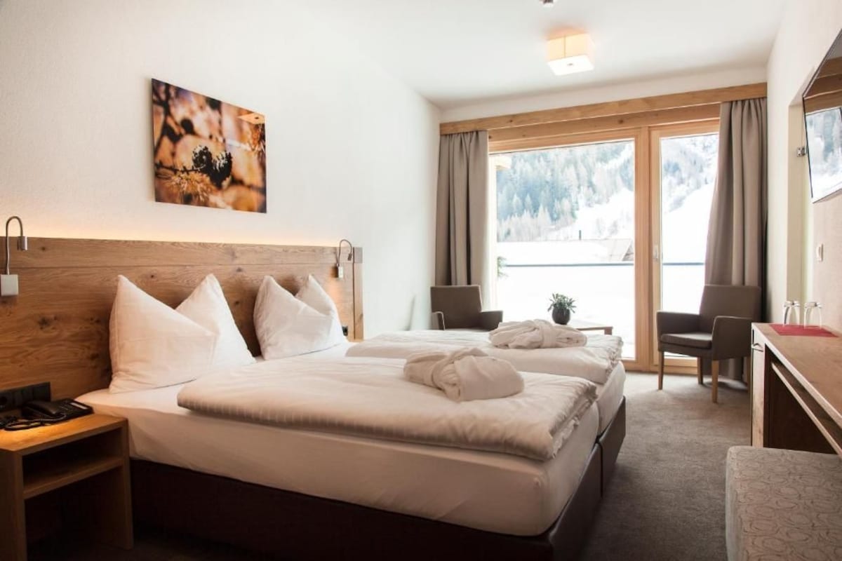 Comfort-Doppelzimmer | Zimmersafe, Verdunkelungsvorhänge, kostenloses WLAN