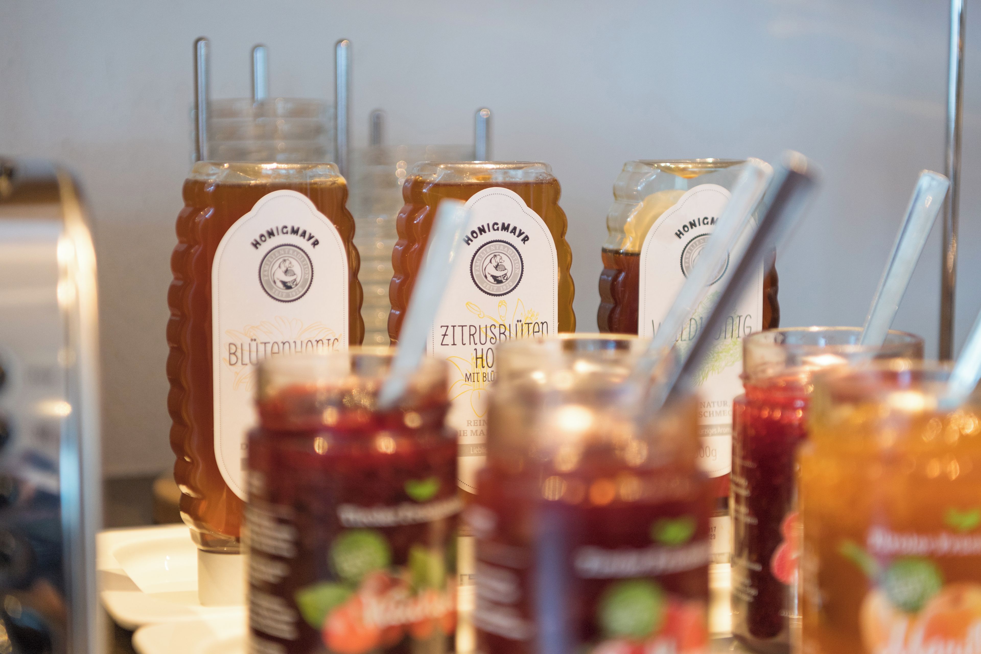 Variedad de bebidas, incluyendo botellas y vasos, con etiquetas visibles y pajitas.