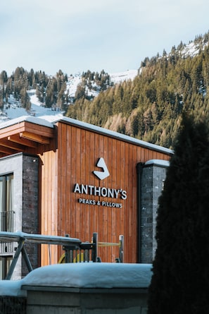 En byggnad av trä med en skylt som visar texten ”Anthony’s Peaks & Pillows”.