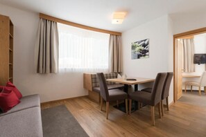Apartment, 2 Schlafzimmer | Wohnbereich