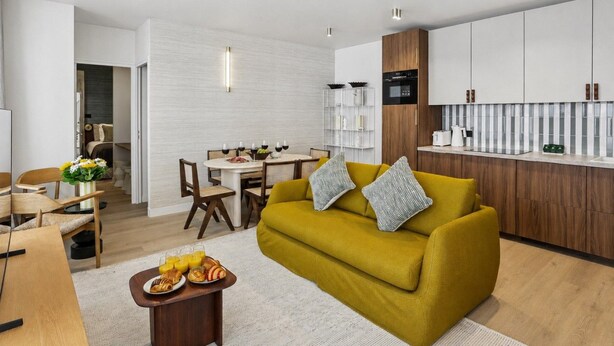 Ein modernes Wohnzimmer mit einer Couch, einem Couchtisch und einem Essbereich.