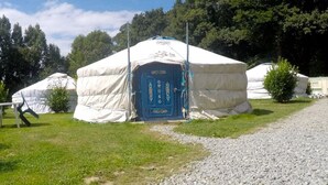 A yurt with a blue door, surrounded by a gravel path and greenery. - Authentic yurt - 3 guests (Plessix-Balisson (22))
