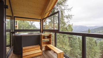 Chalet | Indoor spa tub