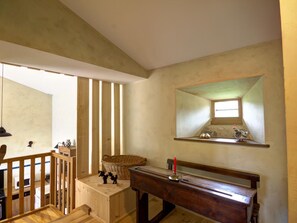 A wooden bench with a candle, a small table with decorative items, and a mirror on the wall. - Spacious lodging with pool - 18 guests (Saint-Just-la-Pendue)