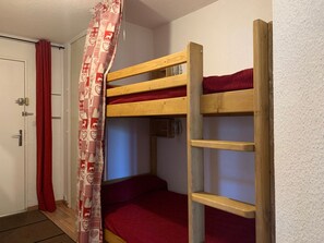 A bunk bed room with a ladder, a door, and a curtain. - Spacious apartment, mountain view - 4 guests (Pra-Loup)