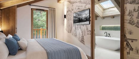 Un dormitorio con cama, ventana, un cuadro en la pared y un baño con bañera.