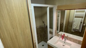 A bathroom with a shower, a sink, and a mirror. - Convenient apartment, pets allowed - 6 guests (Valloire)