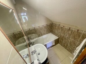 A bathroom with a glass-enclosed shower, a white sink, and a bathtub. - Convenient apartment, pets allowed - 6 guests (Valloire)