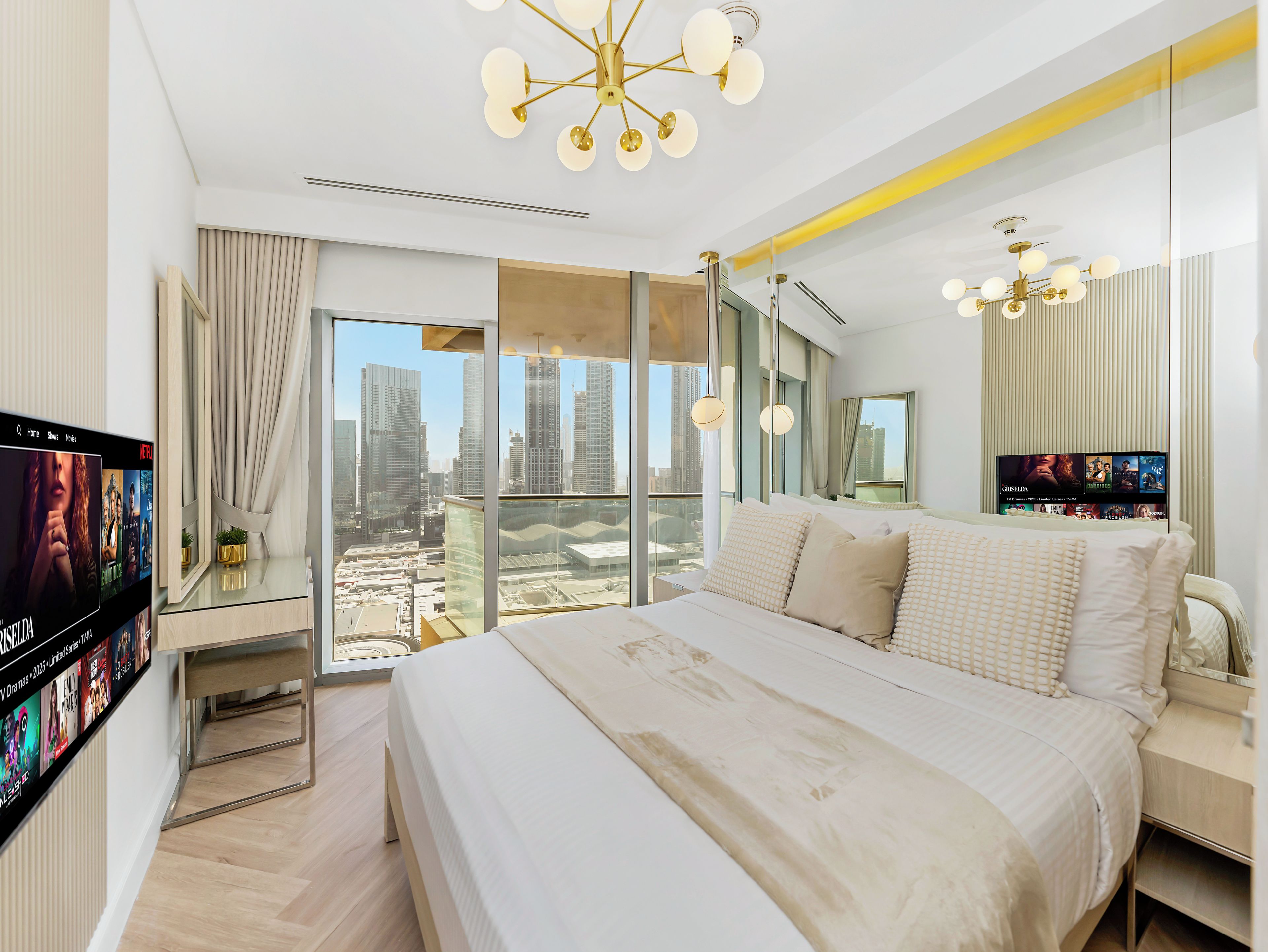 Ein modernes Hotelzimmer mit einem großen Bett, Blick auf die Stadt und einem Fernseher, der einen Film zeigt.