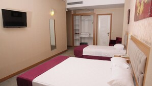 Chambre Triple Familiale, vue ville | Bureau, espace de travail pour ordinateur portable, Wi-Fi gratuit