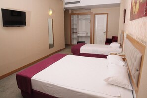 Familien-Dreibettzimmer, Stadtblick | Schreibtisch, laptopgeeigneter Arbeitsplatz, kostenloses WLAN