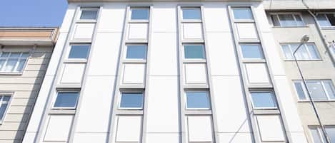 Un edificio con el letrero 'Pelora Hotel' en la parte superior.