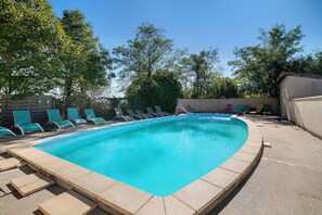 A rectangular swimming pool with a tiled edge, surrounded by a concrete deck. - Le Tournesol Gîte – Mountain View, Shared Pool & Wi-Fi (Salles-sur-l'Hers)