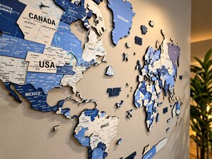 Una pared con un gran mapa detallado de Norteamérica y partes de Sudamérica.