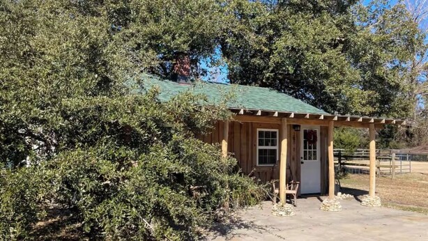 Unclassified image, 1 of 20, button - Village Oaks, The Little Cabin  (Wanchese)