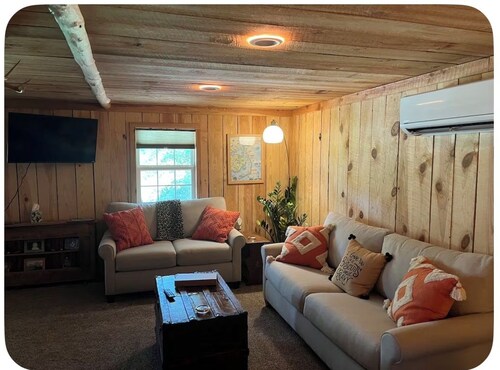 Village Oaks, The Little Cabin 