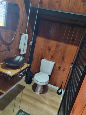 Standard Chalet, Garden View | Bathroom | Shower, towels, soap, toilet paper - Recanto Campeiro (Paim Filho)