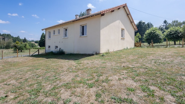 A single-story house with a sloped roof, a fenced yard, and a clear sky. - L’Écrin de Cussac - proche commerces (Cussac)