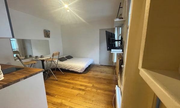 Une petite pièce comprenant un lit, un bureau et une chaise.