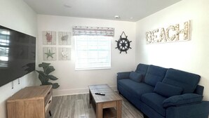 Living area - APARTMENT in Paradise / Cozy 1-Bedroom / Steps to Madeira Beach! (Madeira Beach)