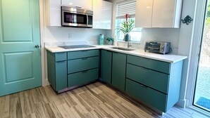 Private kitchen - APARTMENT in Paradise / Cozy 1-Bedroom / Steps to Madeira Beach! (Madeira Beach)