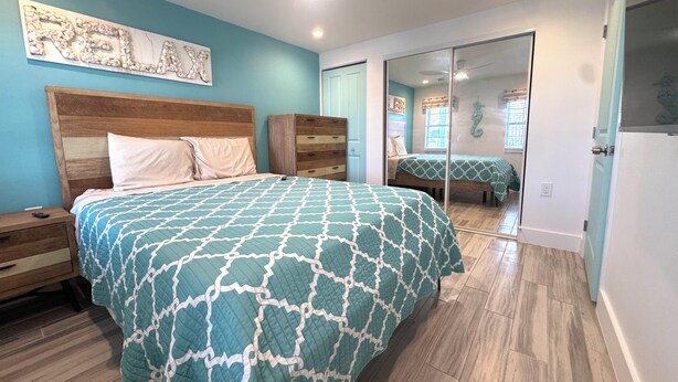 Room - APARTMENT in Paradise / Cozy 1-Bedroom / Steps to Madeira Beach! (Madeira Beach)