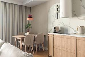 Apartamento superior, 2 habitaciones, vistas a la ciudad | Cocina básica privada