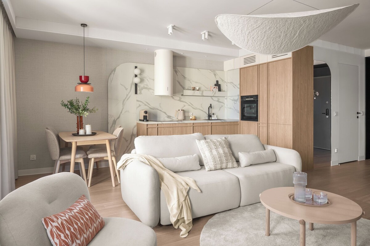 Apartamento superior, 2 habitaciones, vistas a la ciudad | Zona de estar | Una televisión de pantalla plana, Netflix, Hulu, servicios de streaming