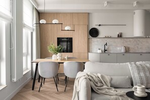 Una cucina moderna con zona pranzo, divano e termosifone.